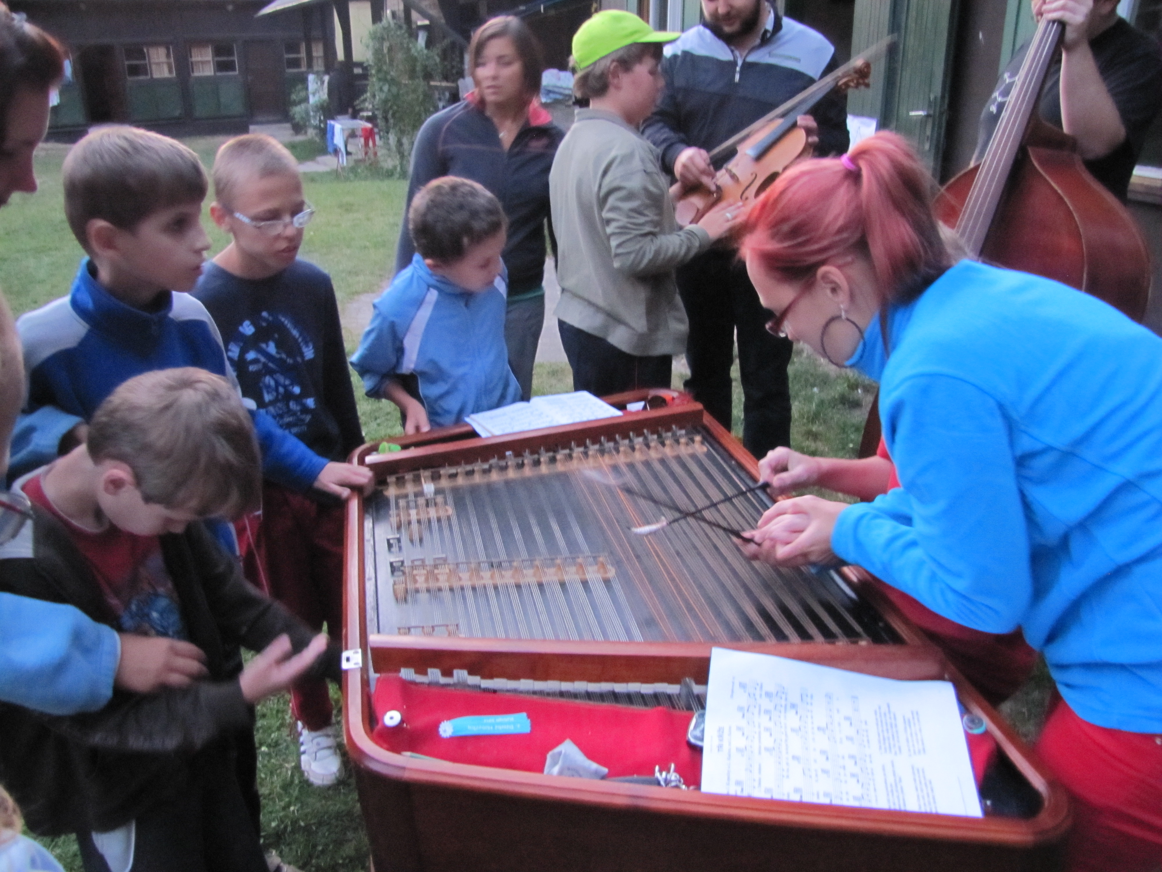 Děti si prohlíží hudební nástroje